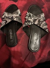 Pep & Co ladies Black And White ￼flat slip on sandals shoes size 4 Used