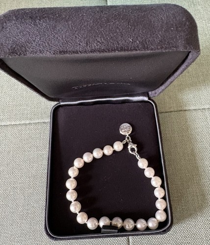Tiffany essential - &,