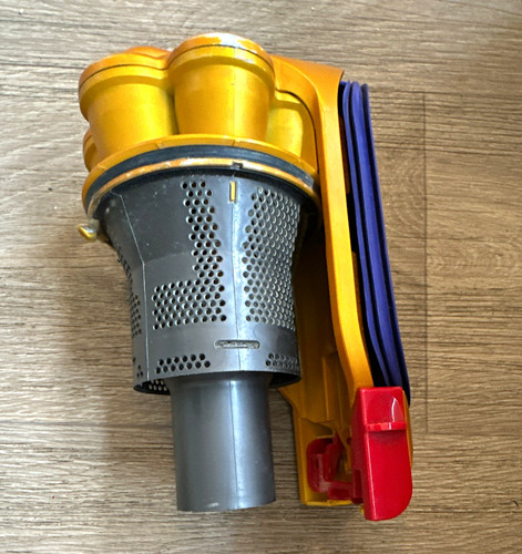 Dyson cyclone and shroud