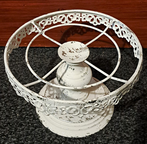 White round metal cake - white,