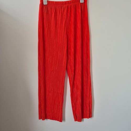 Red pleated cropped collotte