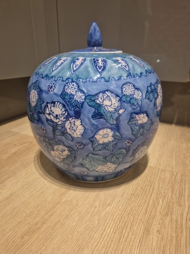 Chinese ginger jar lidded - , urn