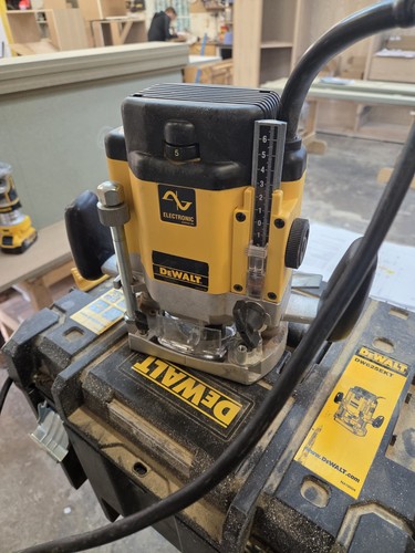Dewalt dw625ekt 2000w 240v - dw625ekt,