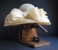 AN EARLY 20TH CENTURY  PROFESSIONAL WOODEN HAT STRECHER, MILLINERY