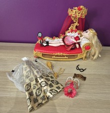 Ever After High Dolls Apple White  and the fainting couch