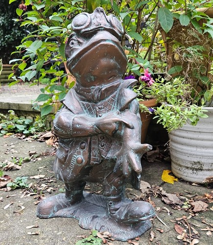 Toad hall statues wind - toad,