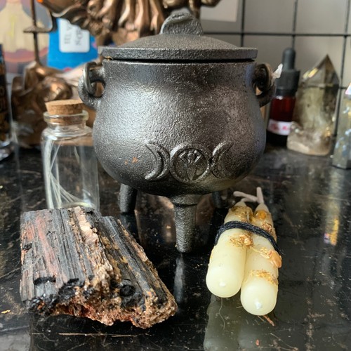 Cast iron cauldron with triple - with,