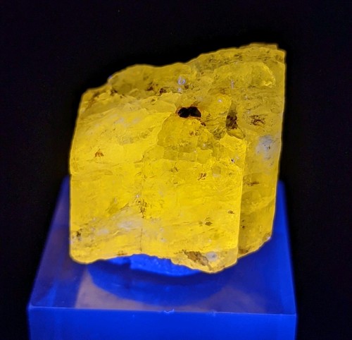 Fluorescent scapolite - fluorescent,
