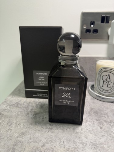 Tom ford oud wood 250ml - wood, flacon