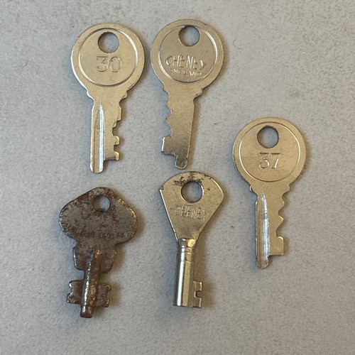 Vintage cheney keys - 5x,
