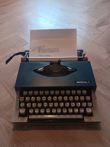 Imperial 220 typewriter with - typewriter,