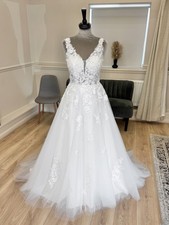 Size 8 UK Ivory A-Line Wedding Dress – 3D Lace, Tulle, V-Neck, Romantic Style