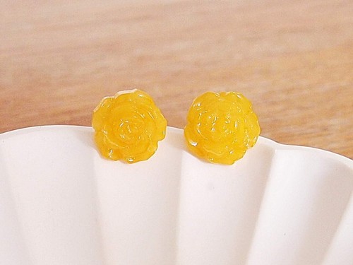 Butterscotch amber carved rose - amber,