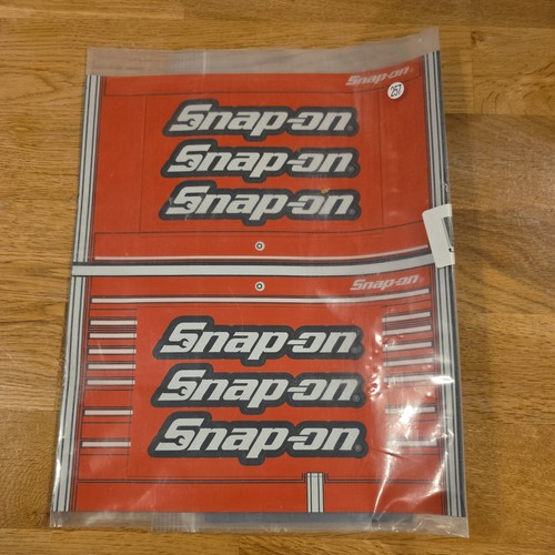 Snap red tool box magnet - on,