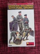 MIN35256- Miniart 1:35 -German Soldiers w/ Fuel Drums Spec Edition