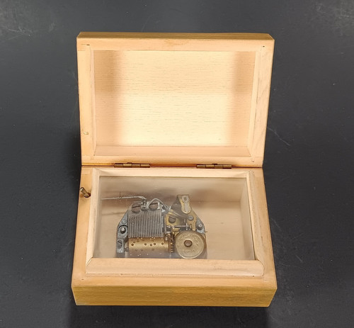 Vtg swiss music - box, wind