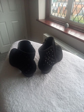 LADIES SHORT BOOTS SWEDE SIZE 6 GB  COLOUR BLACK SMALL HEELS ZIPS ON SIDES .