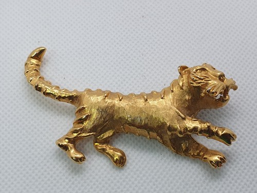 Super gold tone tiger brooch - super,