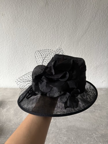 Black floral fascinator - black,