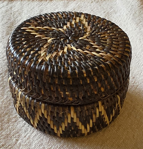 Small round lidded wicker - small,