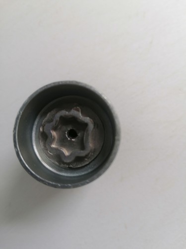 Renault locking wheel - renault, nut