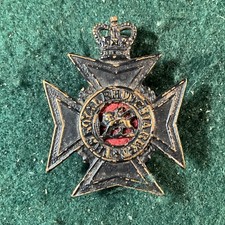 ROYAL RHODESIA REGIMENT BLACKENED BRASS CAP BADGE ON LUGS QUEENS CROWN   Ac12
