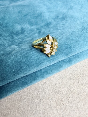 Vintage gold tone faux opal - faux,