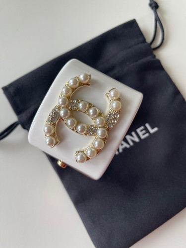 Chanel white pearl cuff - white,