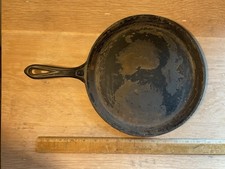 Antique unbranded cast-iron 10 inch skillet gate Mark heat ring No. 8 No Wobble