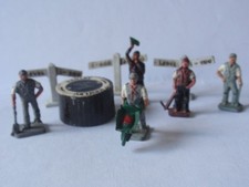 WARDIE MASTER MODELS OO GAUGE -No.35 CABLE PARTY FIGURES WITH GRADIENT SIGNS