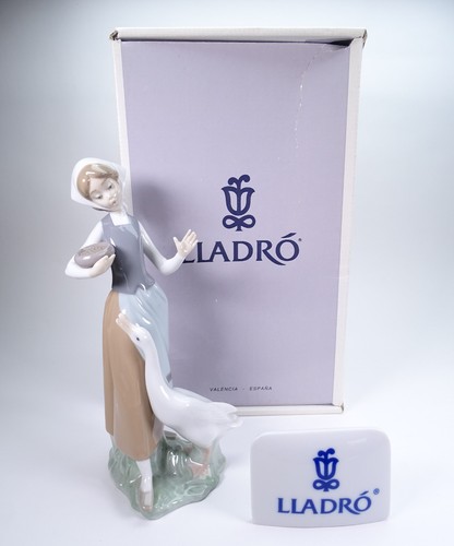 Lladro porcelain figurine - figurine, girl