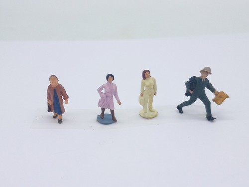 Preiser figures standing - figures,
