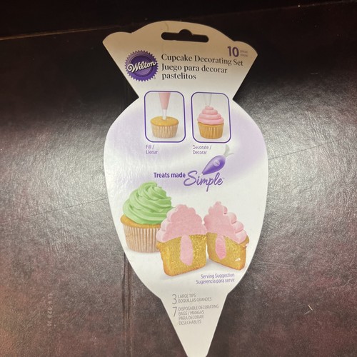 Wilton cupcake cake - cupcake, decorating