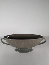 WEDGWOOD TWIN HANDLED MANTLE