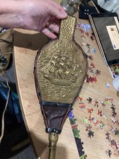 VINTAGE EMBOSSED BRASS & WOOD & LEATHER FIRE SIDE BELLOWS 16”