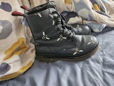 Size 5 bumble bee boots dr
