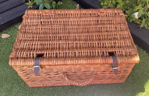 Large vintage wicker picnic - large,