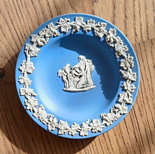 Wedgwood blue white - &,