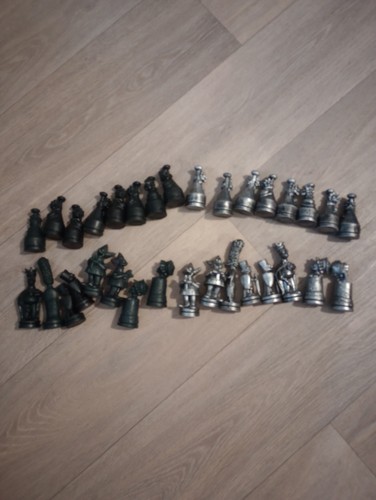 Simpsons chess pieces complete - pieces,