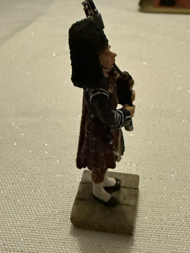 Scottish bagpiper - scottish,