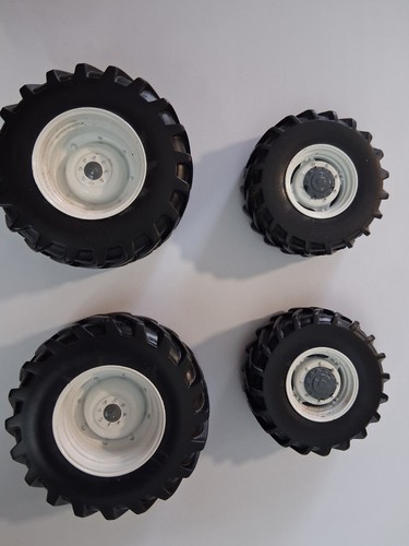Tractor wheels - 1/32,