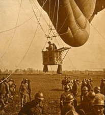 Observation of enemy positions from a barrage balloon 1914 - 1918 - Old Photo
