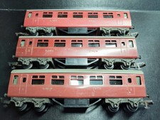 (THREE) TRI-ANG `OO` R20 LMS MAROON 6" COACHES 2x27424/1x7573 (NO ROOF BOWING)