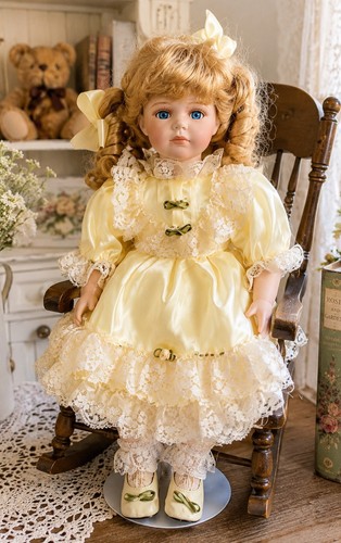 Vintage blonde display doll - blonde,