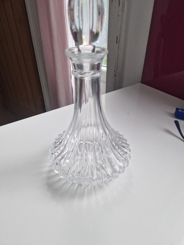 Glass flat bottomed decanter - bottomed,