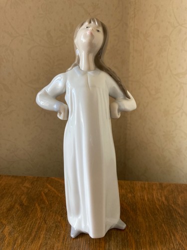 Lladro porcelain figurine - porcelain, no
