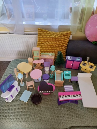Kiddicraft doll house - doll's,