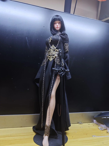 Scale female black hooded - 1/6,