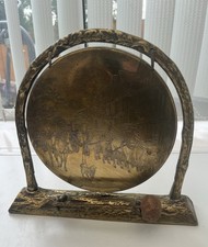 VINTAGE BRASS DINNER GONG WITH BRASS STRIKER HORSE & CARRIAGE DECOR GREAT SOUND