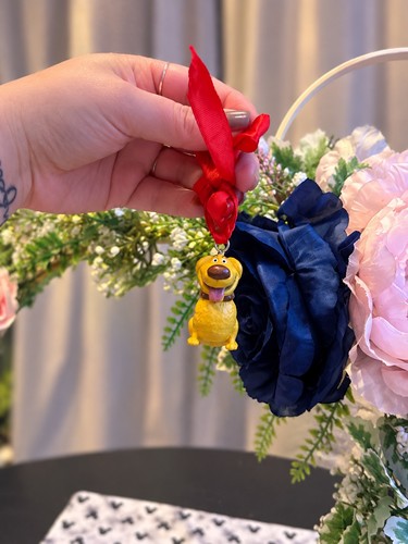 Dug character disney tree - up,
